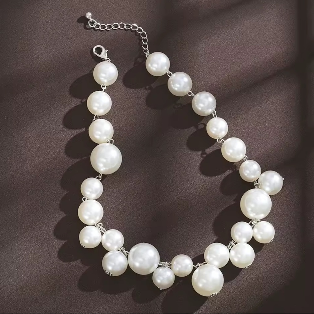 Vintage Classic White Pearl Cluster Necklace - Picture 3 of 8